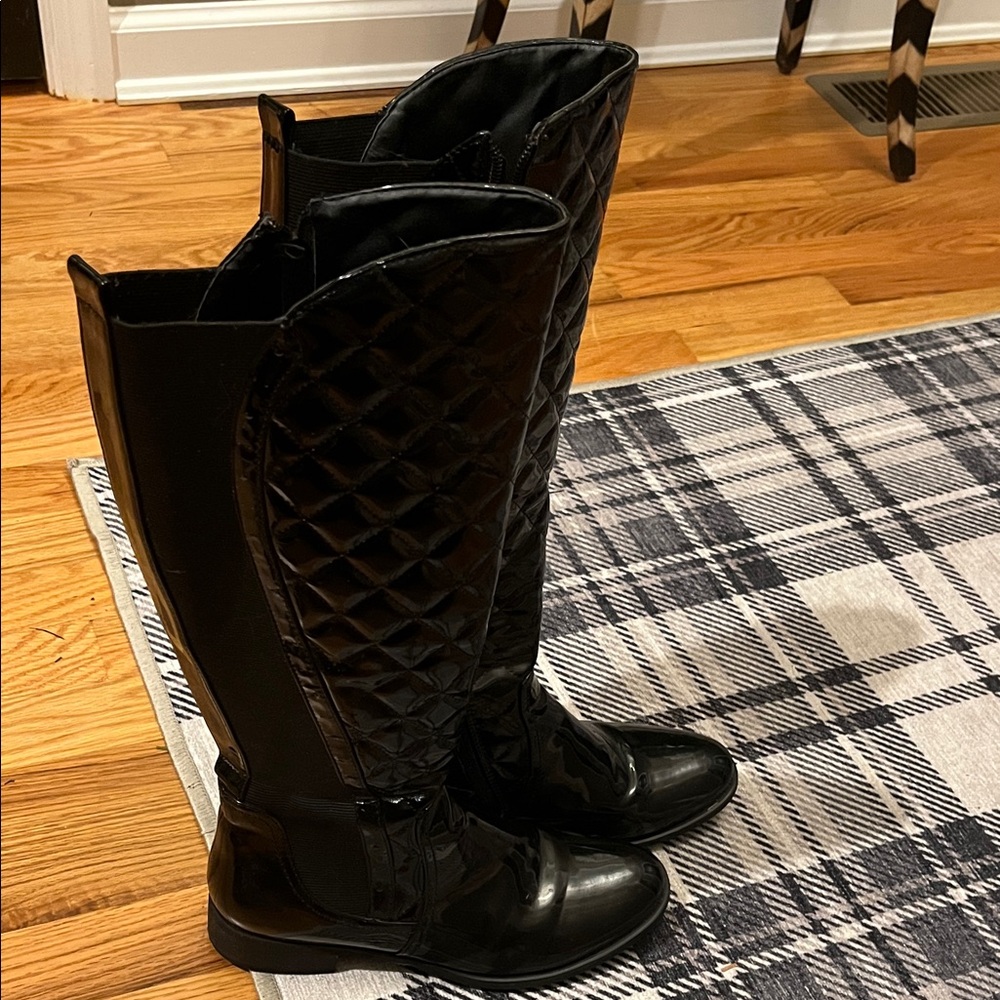 Sleek Black Quilted Women's Winter Boots